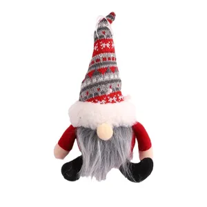 Weihnachtlicher gesichtsloser Zwerg mit rotem Strickhut und Plüschbart, feste Deko.