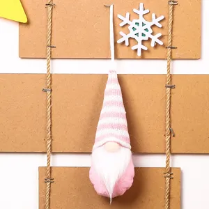 Decorazione natalizia con gnomo lavorato a maglia, cappello rosa e barba bianca.