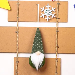 Primo piano del ciondolo gnomo di Natale lavorato a maglia verde con lunga barba bianca.