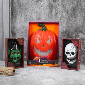 Detalle de accesorios de timbre eléctrico espeluznante de Halloween con calabaza, bruja y calavera.