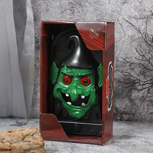 Primer plano de accesorio de timbre de bruja de Halloween con cara verde para fiesta.