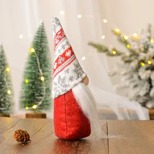 Primo piano dettagliato di un simpatico gnomo di Natale con cappello lavorato a maglia.