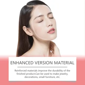 Vista detallada de la mascarilla facial de colageno con efecto de piel lisa y radiante.