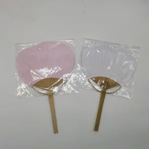 Einfacher leerer Bambusgriff Papier runder Fächer Handfächer Set in weiß und rosa.