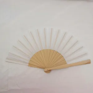 Close-up van een witte Spaanse houten vouwwaaier met een schoon polyester katoenen oppervlak