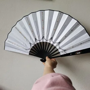 Detailansicht des 33 cm LED-Faltfächers mit Batteriefach und Lichtstreifen.