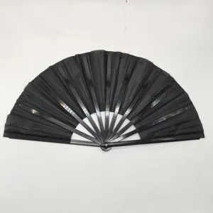 Vista detallada de un abanico plegable de Kung Fu negro de 33 cm con varillas de plástico.