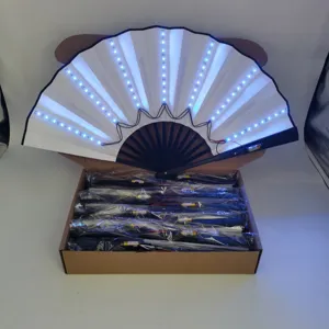 Detail eines 33 cm weißen LED-Leuchtfächers in einem Versandkarton für den Großhandel