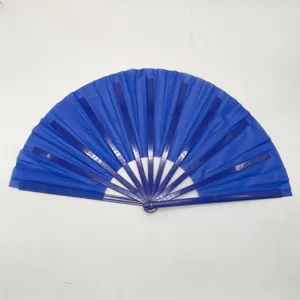 Vista detallada de un abanico plegable de Kung Fu azul de 33cm con mango de plástico