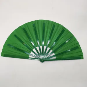 Primer plano detallado de un abanico plegable de Kung Fu verde de 33 cm con varillas de plástico