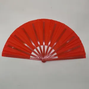 Primer plano de un abanico rojo de Kung Fu de 33 cm con mango de plástico