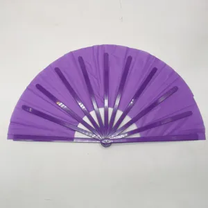 Vista detallada de un abanico plegable de Kung Fu morado de 33 cm abierto