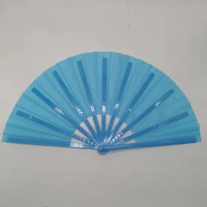 Vista superior de un abanico plegable de Kung Fu azul claro de 33 cm con varillas de plástico