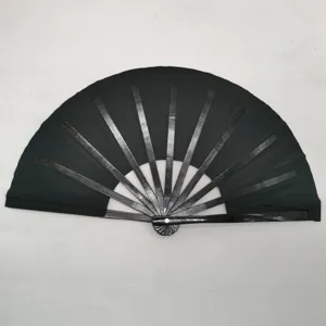 Éventail de kung-fu pliants noir avec baleines en bambou et tissu pour spectacles et arts martiaux.