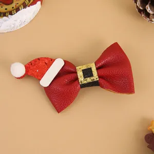 Pince à cheveux nœud rouge de Noël avec détail de chapeau de Père Noël, accessoire de fête.
