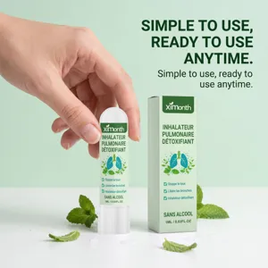 Vista dettagliata dell'inalatore di erbe portatile con foglie di menta fresca e scatola.