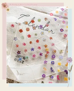 Detailopname van vintage bloemenstickers voor DIY-journaling op stoffen achtergrond