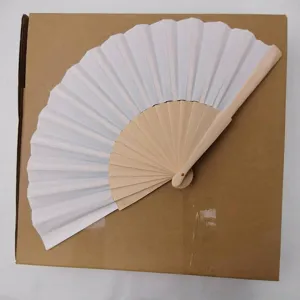 Detail van het witte polyester-katoenen oppervlak van een houten vouwwaaier van 23 cm