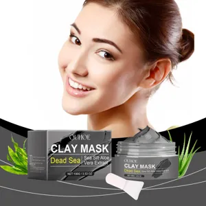 Vista detallada del tarro de mascarilla de arcilla con espátula y hojas de aloe vera.
