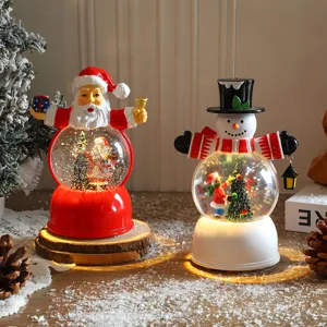 Vista dettaglio lanterna palla di neve natalizia, soprammobile luminoso con decorazioni.