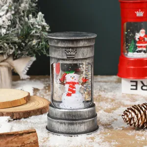 Kerst brievenbus sneeuwbol lantaarn met schattige sneeuwman, feestelijke tafeldecoratie.