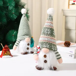 Decorazione bambola peluche gnomo di Natale con cappello lavorato a maglia per feste.