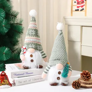 Dettaglio pupazzo peluche gnomo di Natale, cappello lavorato a maglia e barba natalizia.
