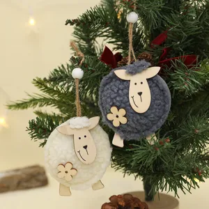 Détail de suspension mouton en laine pour sapin de noël, accessoire déco chaleureux.