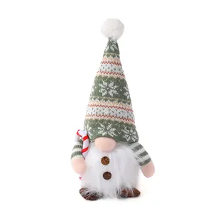 Gnomo di Natale in peluche con cappellino lavorato a maglia e bastoncino, decorazione natalizia.