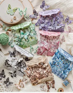 Vista macro de pegatinas de mariposas vintage en varios packs temáticos de scrap