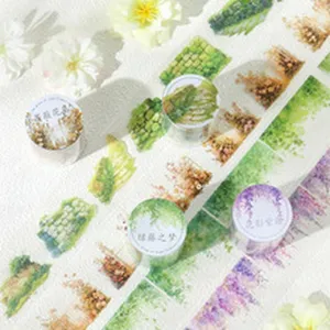 Nahaufnahme von Vintage-Blumen-Washi-Tape-Streifen für Scrapbooking und DIY-Journaling
