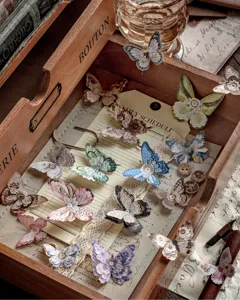 Primer plano de pegatinas de mariposas vintage con encaje y detalles de botones