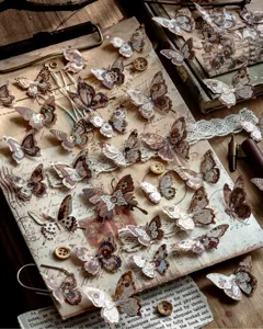 Juego de pegatinas de mariposas vintage con patrones de periódicos antiguos y encaje