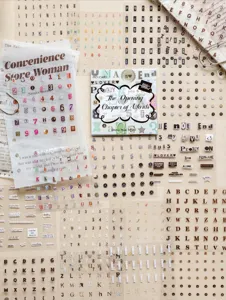 Gedetailleerd overzicht van verschillende vintage letter- en cijferstickers voor scrapbooking