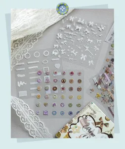 Detailopname van vintage decoratieve PET-stickers met kant en retro box in zacht natuurlijk licht.