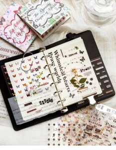 Detailopname van vintage vlinderstickers in een prachtig esthetisch scrapbookdagboek.