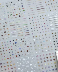Gedetailleerd overzicht van vintage DIY-stickervellen met bloemen- en lintmotieven.