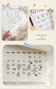 Decoratieve retro DIY-stickers op transparant telefoonhoesje en stoffen kalender detailweergave