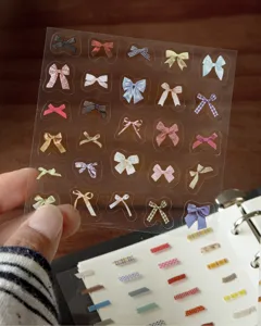 Gedetailleerde close-up van transparante vintage stickers met diverse strikontwerpen
