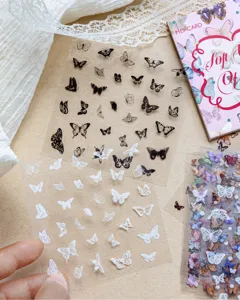 Gedetailleerde weergave van zwart-witte vlinderstickers voor vintage scrapbooking DIY