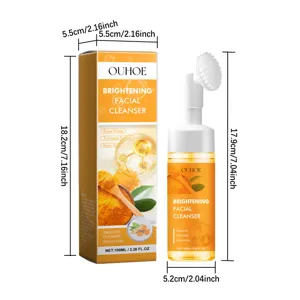 Dettaglio del detergente viso alla curcuma OUHOE con flacone, confezione e spazzola a pompa.