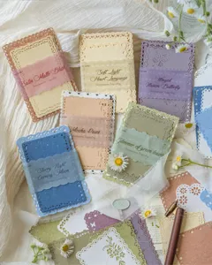 Vista dettagliata di carte decorative in pizzo traforato colorato per scrapbooking fai-da-te