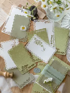 Dettaglio di carta decorativa vintage traforata con motivi floreali per scrapbooking DIY.