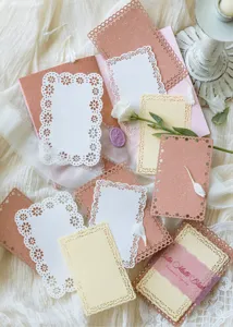 Dettaglio ravvicinato di carta in pizzo traforato per scrapbooking e fai-da-te