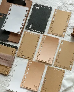 Vista dettagliata di carta pizzo traforata per decorazione scrapbooking e diari fai-da-te.