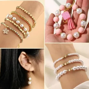 Detailansicht von DIY-Armbändern und Ohrringen aus weißen Acryl-Perlen für Schmuck