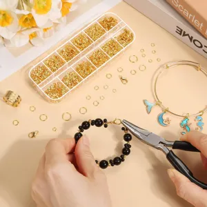 Primer plano de alicates de punta fina de 5 pulgadas para hacer pulseras de cuentas a mano