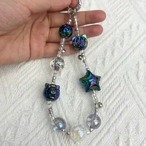 Cadena de teléfono artesanal de cuentas UV con dijes de estrella de la suerte y gatos