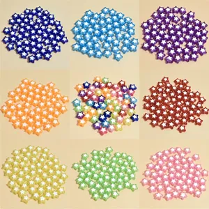 Vista de cerca de cuentas de estrella de acrílico de 8mm para hacer joyas de bricolaje