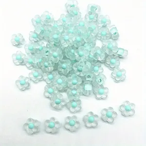 Primer plano de cuentas acrílicas en forma de flor de 12 mm con centro verde menta